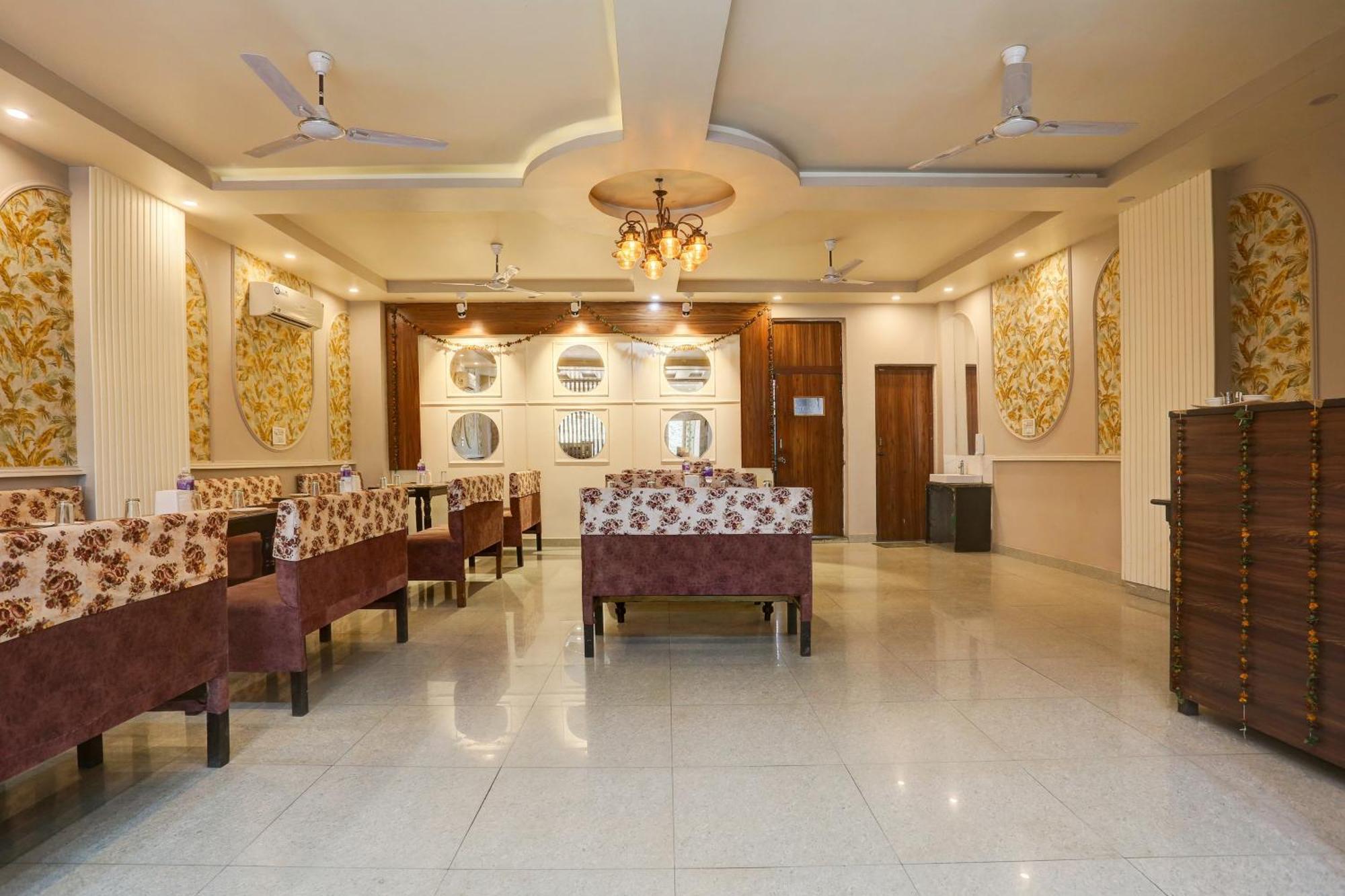 Hotel Collection O Jairaj Alwar Esterno foto